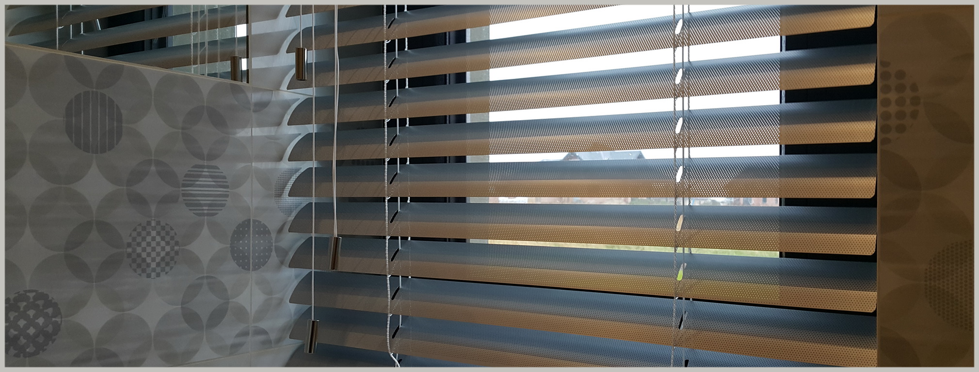 Żaluzja aluminiowa 50mm w łazience, perforowana.